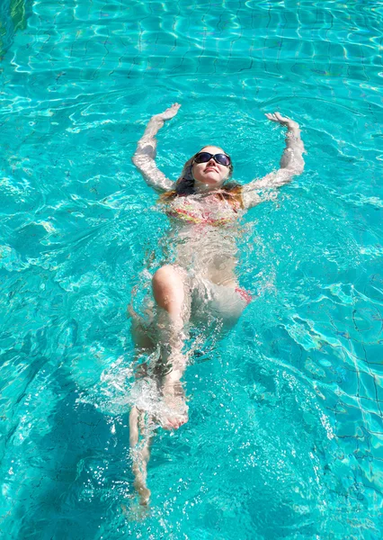 Donna in piscina — Foto Stock