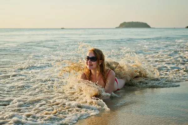 Mooie vrouw een plezier tijdens het zwemmen in de zee — Stockfoto