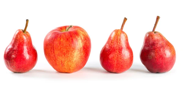 Reife rote Äpfel und Birnen — Stockfoto