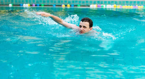 Mann schwimmt im Pool — Stockfoto