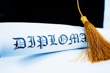 Mezuniyet şapkası ve diploması. 