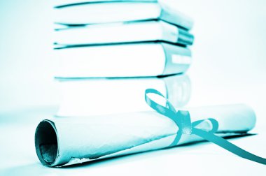 kırmızı kurdele ve kitaplar ile Diploma 