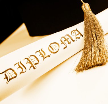 Mezuniyet şapkası ve diploması. 