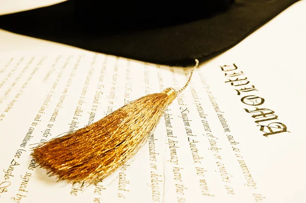 Sombrero de graduación y diploma — Foto de Stock