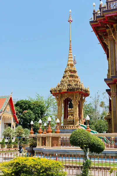 Buddhistisk stupa i wat chalong-templet, thailand — Stockfoto