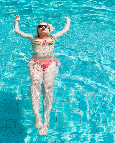 Jovem mulher na piscina — Fotografia de Stock