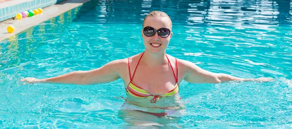 Mujer joven en la piscina — Foto de Stock