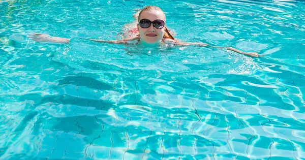 Jovem mulher na piscina — Fotografia de Stock