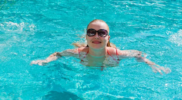 Giovane donna in piscina — Foto Stock