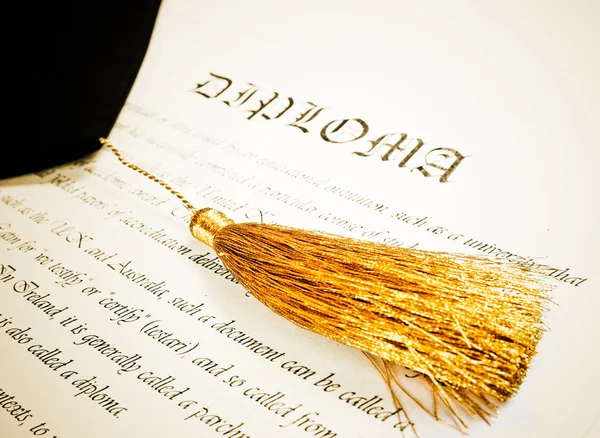 Șapcă de absolvire și diplomă — Fotografie, imagine de stoc