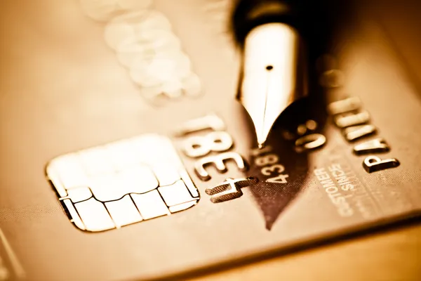 Karta kredytowa i długopis — Zdjęcie stockowe