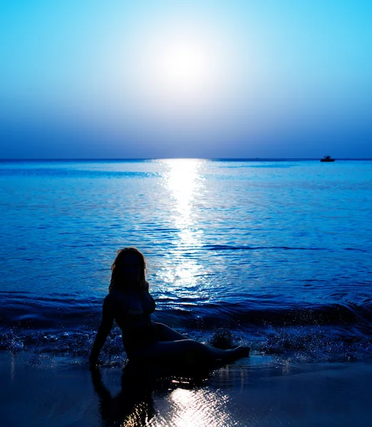Océano nocturno con luna y reflejo de luz de luna en el agua. Soledad —  Fotos de Stock