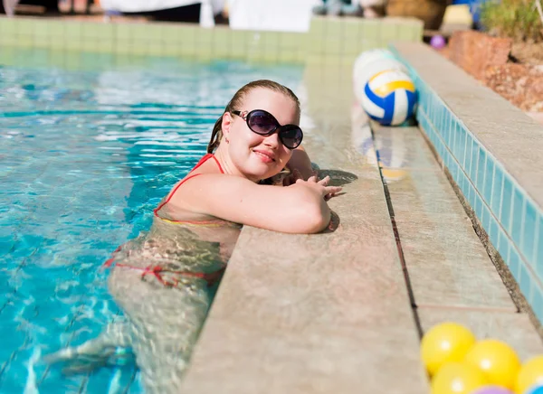 Красива жінка посміхається в басейні — стокове фото