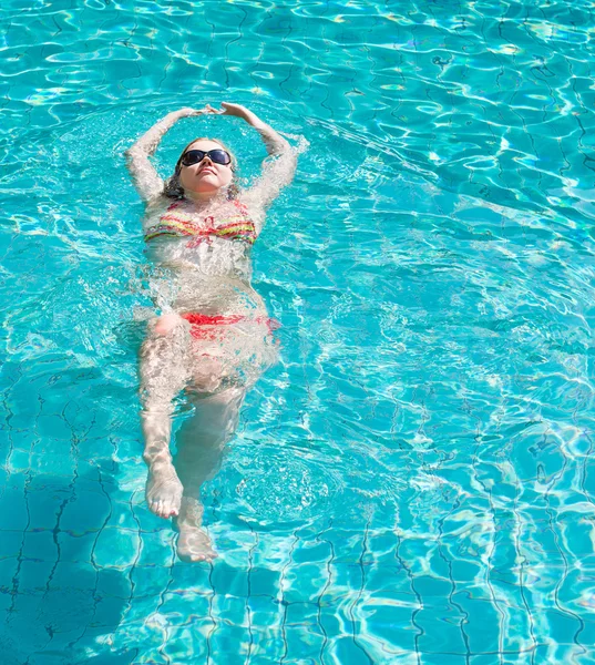 Giovane donna in piscina — Foto Stock