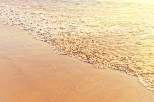 Vague de la mer sur la plage de sable — Photo