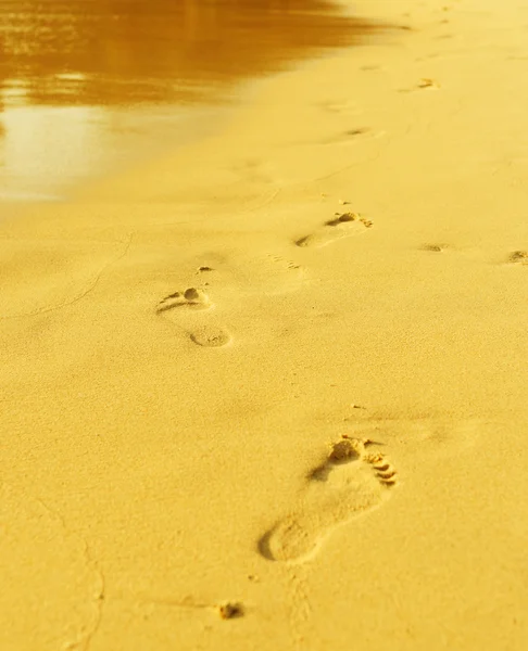 波と砂の足跡 — ストック写真