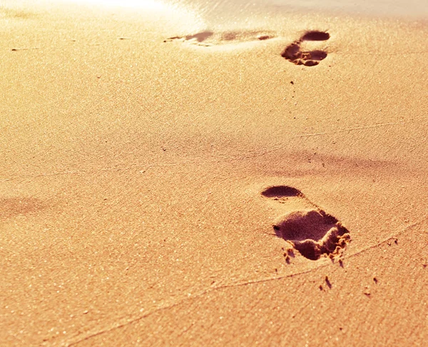 파도와 모래 위에 발자국 — 스톡 사진