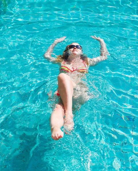 수영장에 있는 젊은 여자 — 스톡 사진
