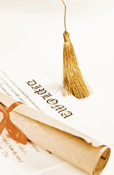 Cappello e diploma di laurea — Foto Stock