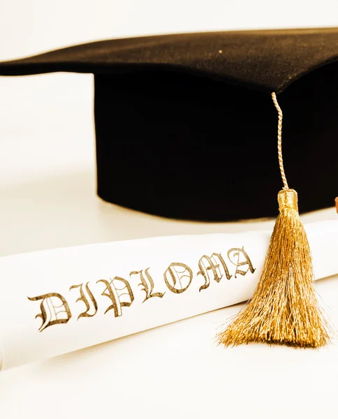 Mezuniyet şapkası ve diploması. — Stok fotoğraf