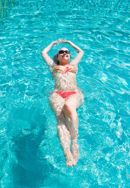 Junge Frau im Schwimmbad — Stockfoto