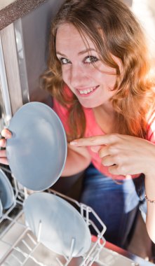 bulaşık makinesinde yemekleri koyarak kadın