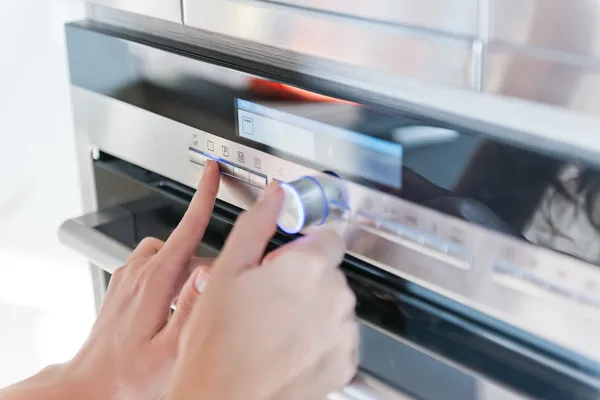 Hand bewegen van de timer-knop op de oven — Stockfoto