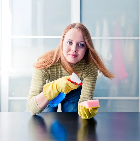 Šťastná dívka čistící stůl — Stock fotografie