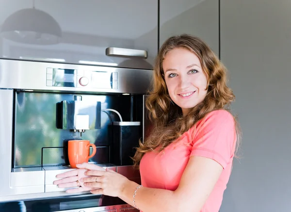 Ung kvinna att göra kaffe — Stockfoto