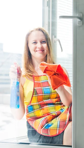 Hausfrau wäscht Fenster — Stockfoto