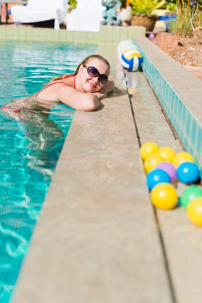 Vrouw glimlachen in een zwembad — Stockfoto