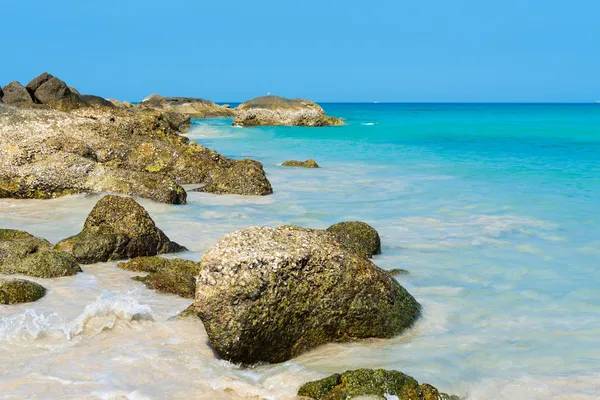 Playa de piedras tropicales —  Fotos de Stock