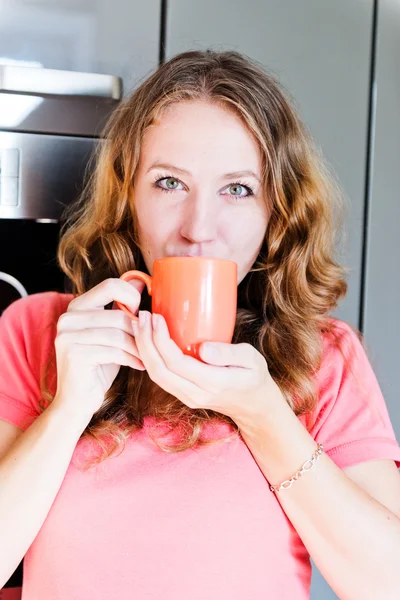 Mulher feliz beber café — Fotografia de Stock