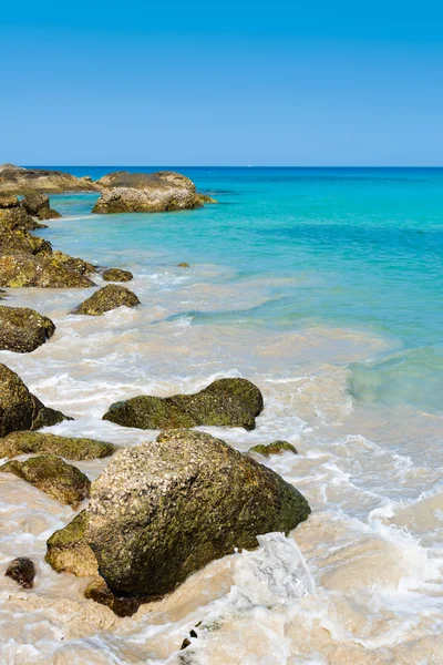 Tropiska stenar beach — Stockfoto