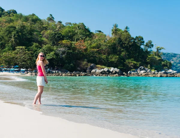 Vrouw die op het strand loopt — Stockfoto