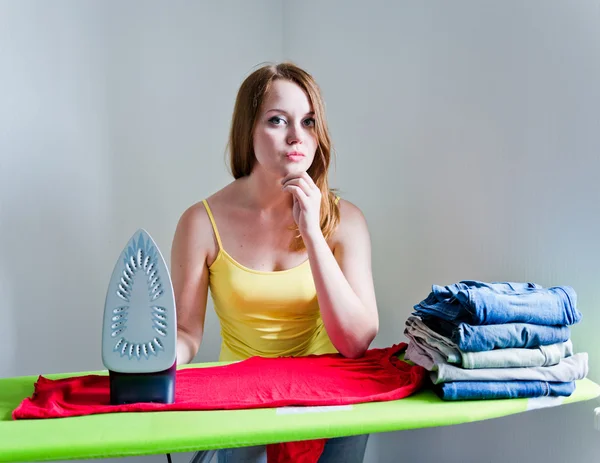 Frau beim Bügeln. — Stockfoto