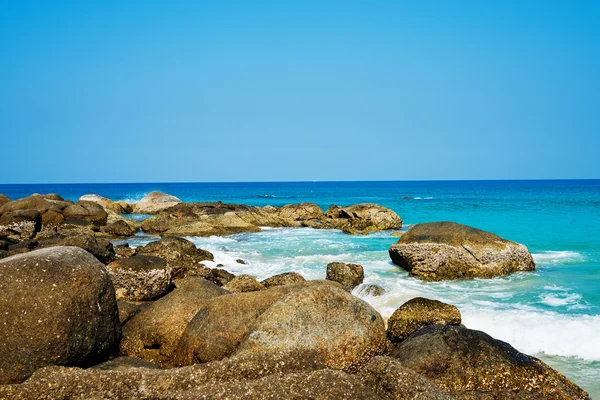 Tropiska stenar beach — Stockfoto