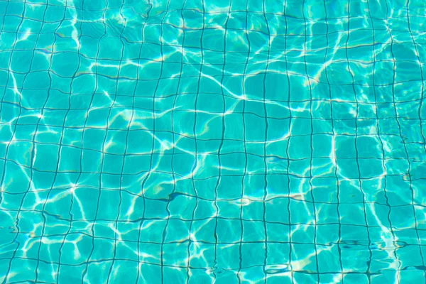 Água azul da piscina com reflexos do sol — Fotografia de Stock