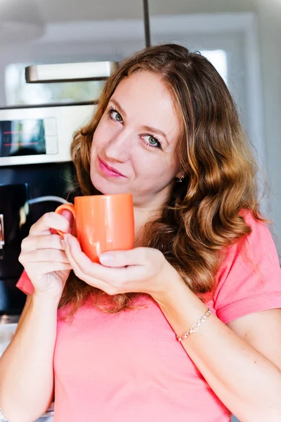 Šťastná žena pití kávy — Stock fotografie
