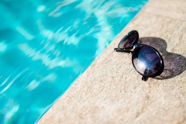 Sonnenbrille in der Nähe von Schwimmbad — Stockfoto