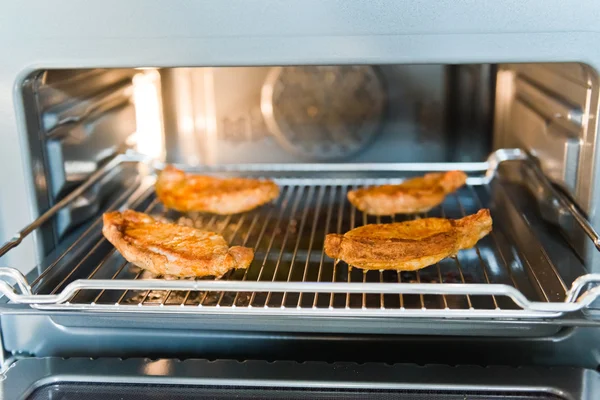 La carne viene cotta in forno — Foto Stock