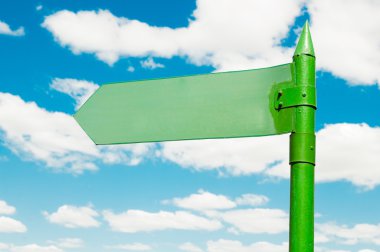 Boş yol işareti mavi gökyüzü arka plan 