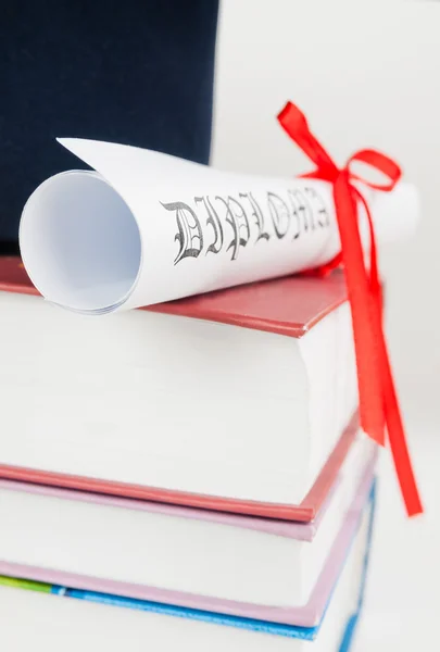 Capa de graduação com livro e diploma — Fotografia de Stock