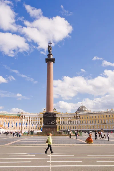 Alexandrův sloup na náměstí palác v Petrohradu. — Stock fotografie