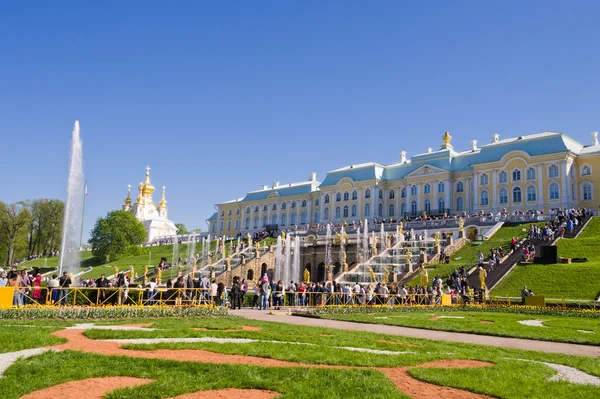 Tourists visit the sights of the lower park of Peterhof — Stock Photo, Image