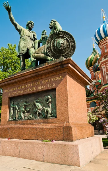 El monumento a Minin y Pozharsky y la Catedral en la Plaza Roja de Moscú — Foto de Stock