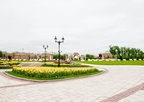 Parco verde della città nella soleggiata giornata estiva — Foto Stock