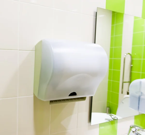 Hand torrare i offentliga wc — Stockfoto