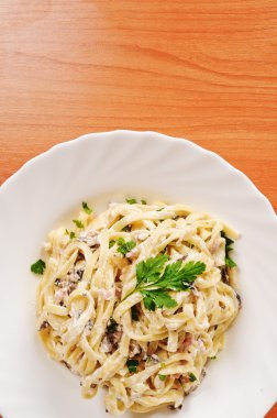 Fettuccine carbonara beyaz bir kase