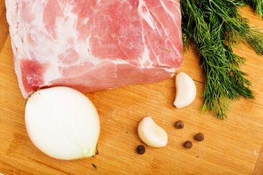 gemide taze çiğ et 